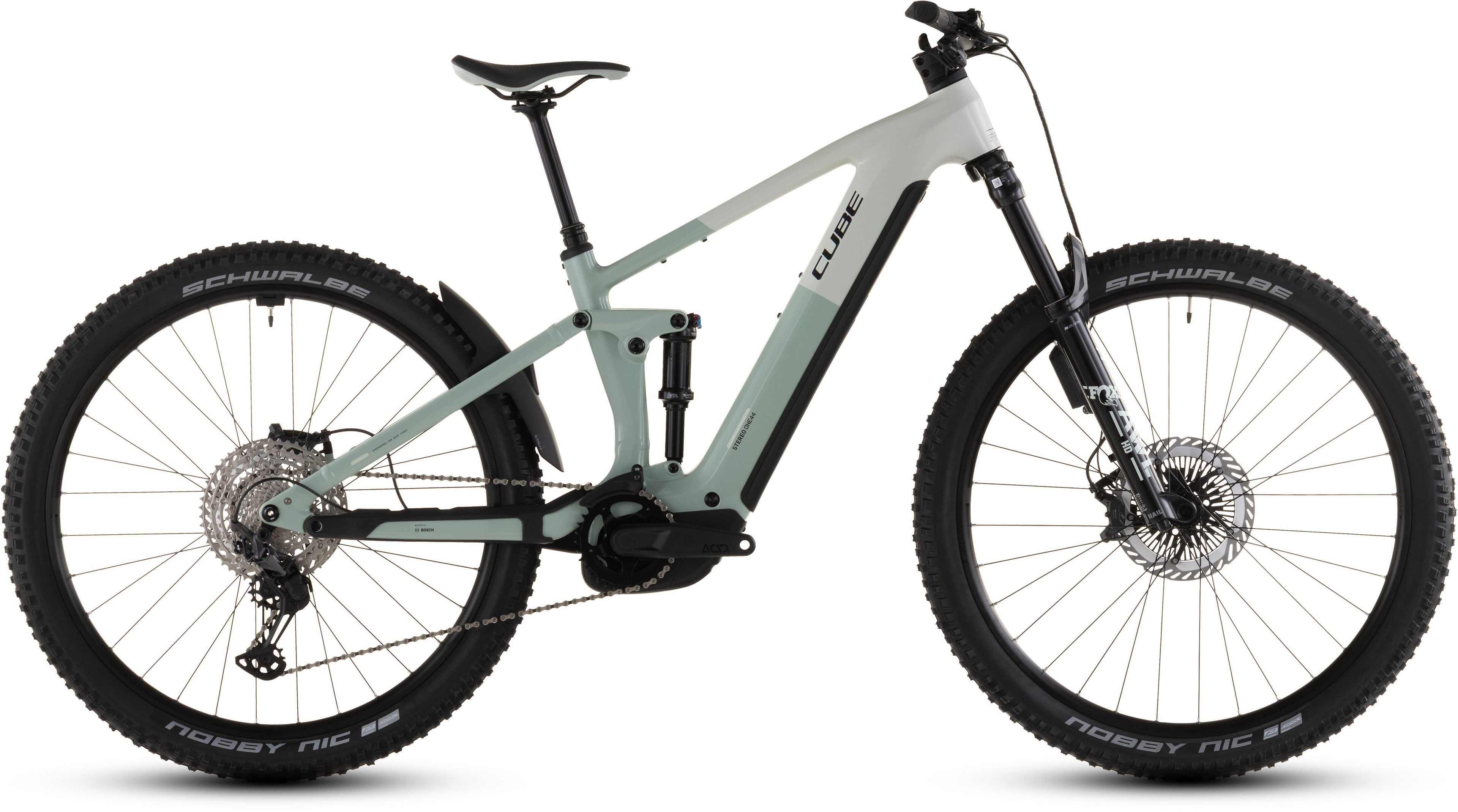 Das CUBE Stereo Hybrid ONE44 EXC 800 desertstone'n'driedherbs 2026 ist ein modernes vollgefedertes E-Mountainbike mit Desertstone-Rahmen, schwarzem Lenker, Knobby-Reifen und nahtlos integriertem Bosch CX Motor und 800 Wh PowerTube Akku.