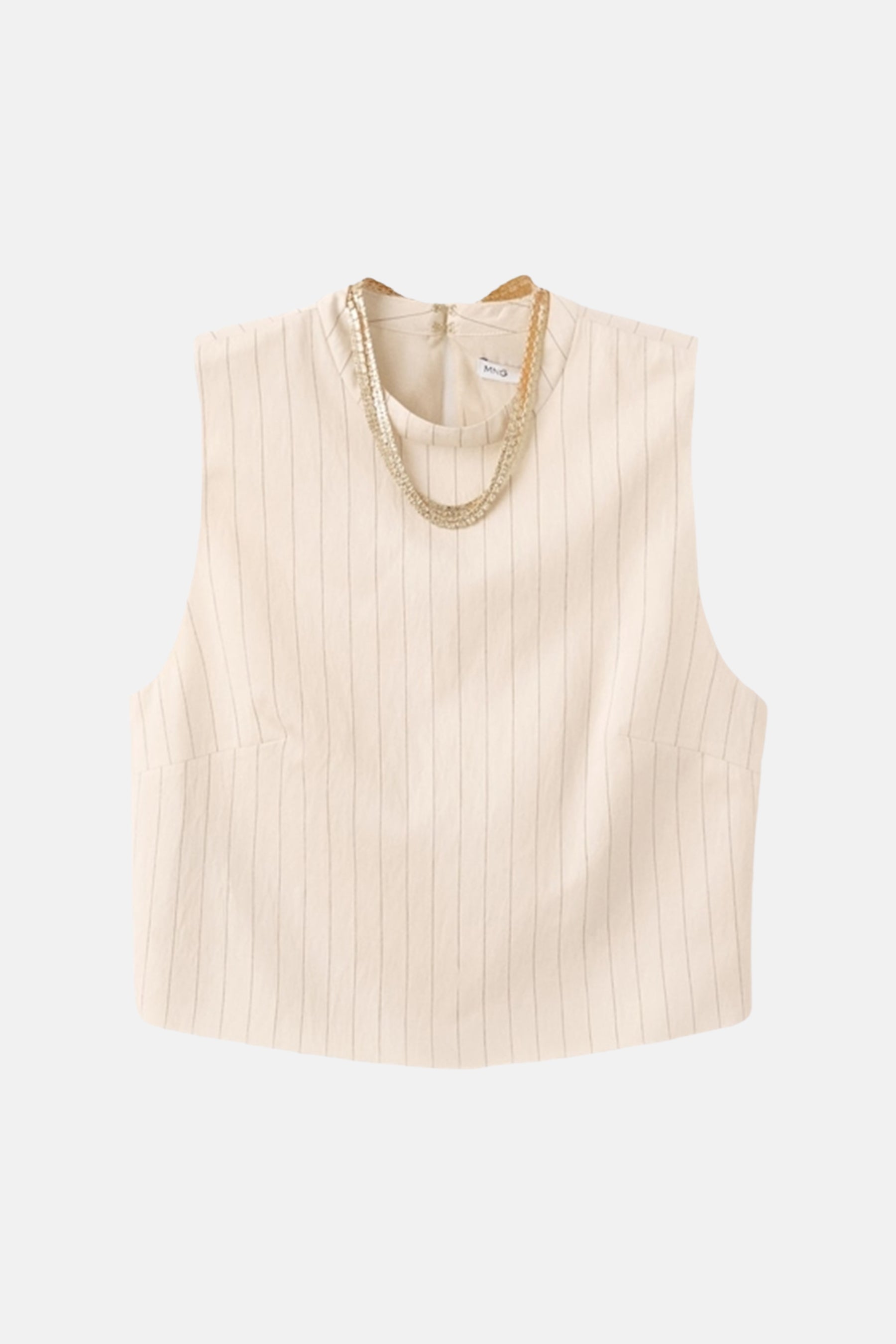 Blouse écru sans manches de MANGO, avec fines rayures verticales et un collier doré décoratif.