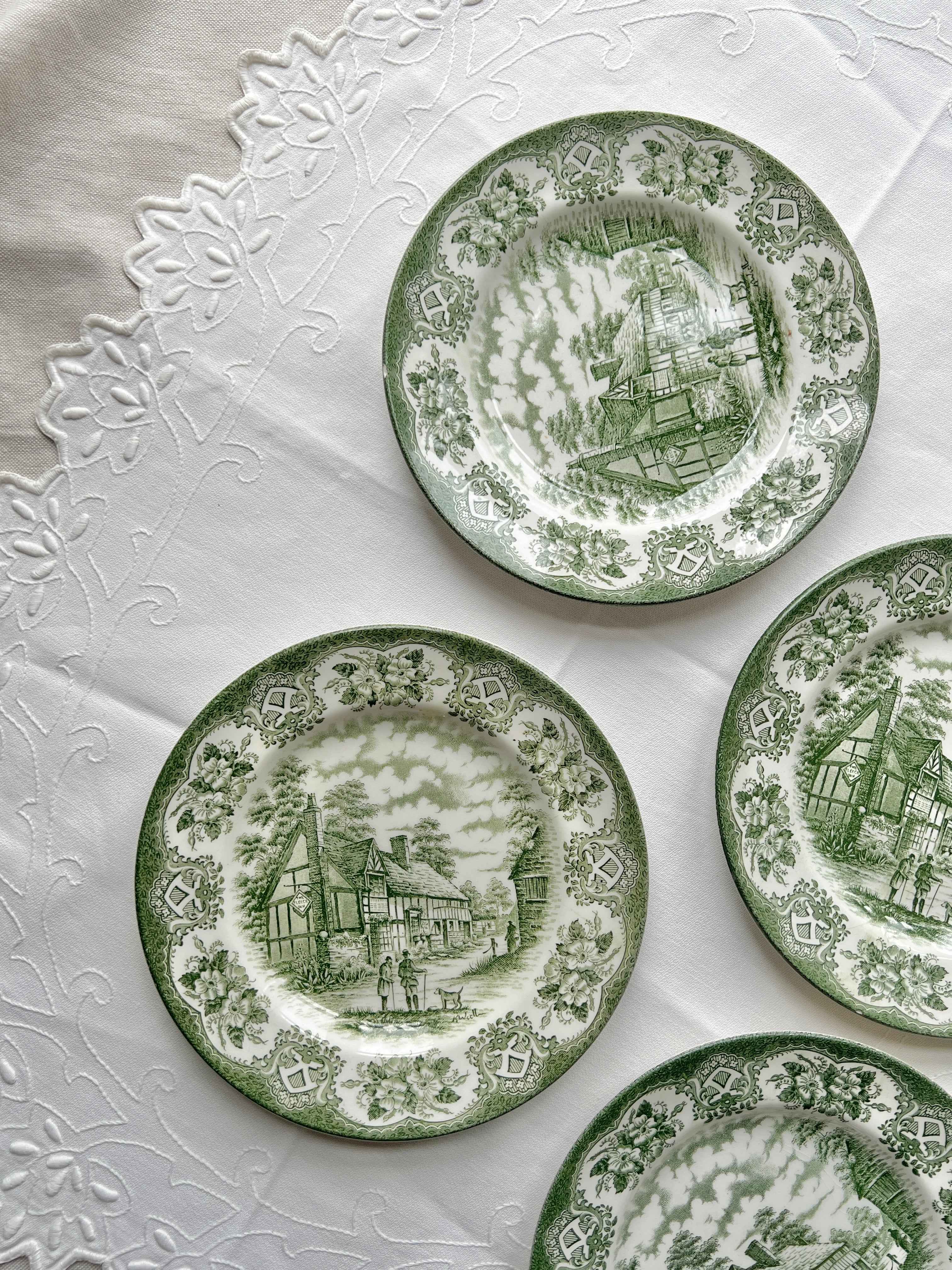 Kagetallerkener i grøn transferware fra England
