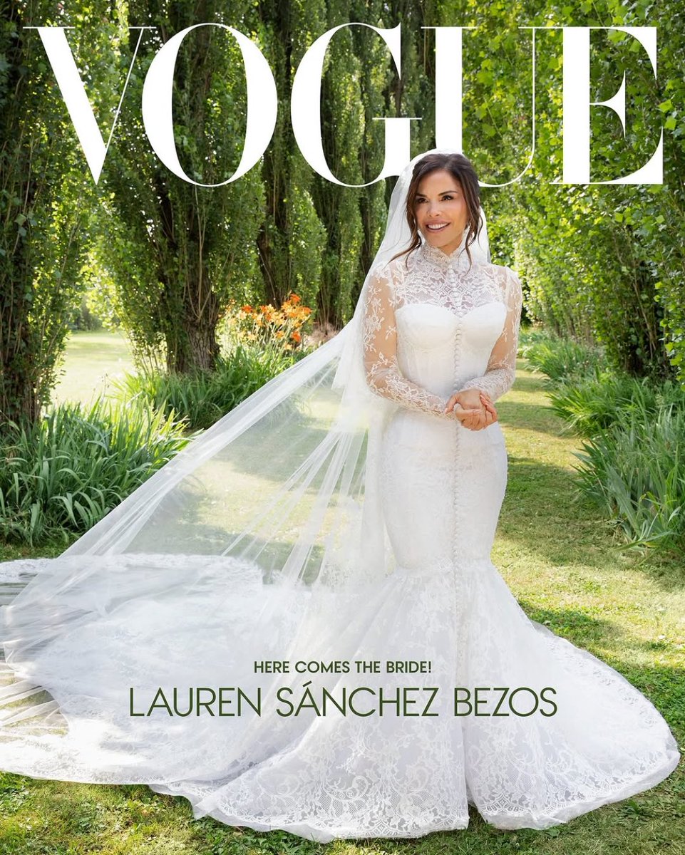 Okay but notice how Loren's dress has the buttons ending with the bodice! Because buttons don't go on lace and they don't go to the floor! And how the buttons are on
