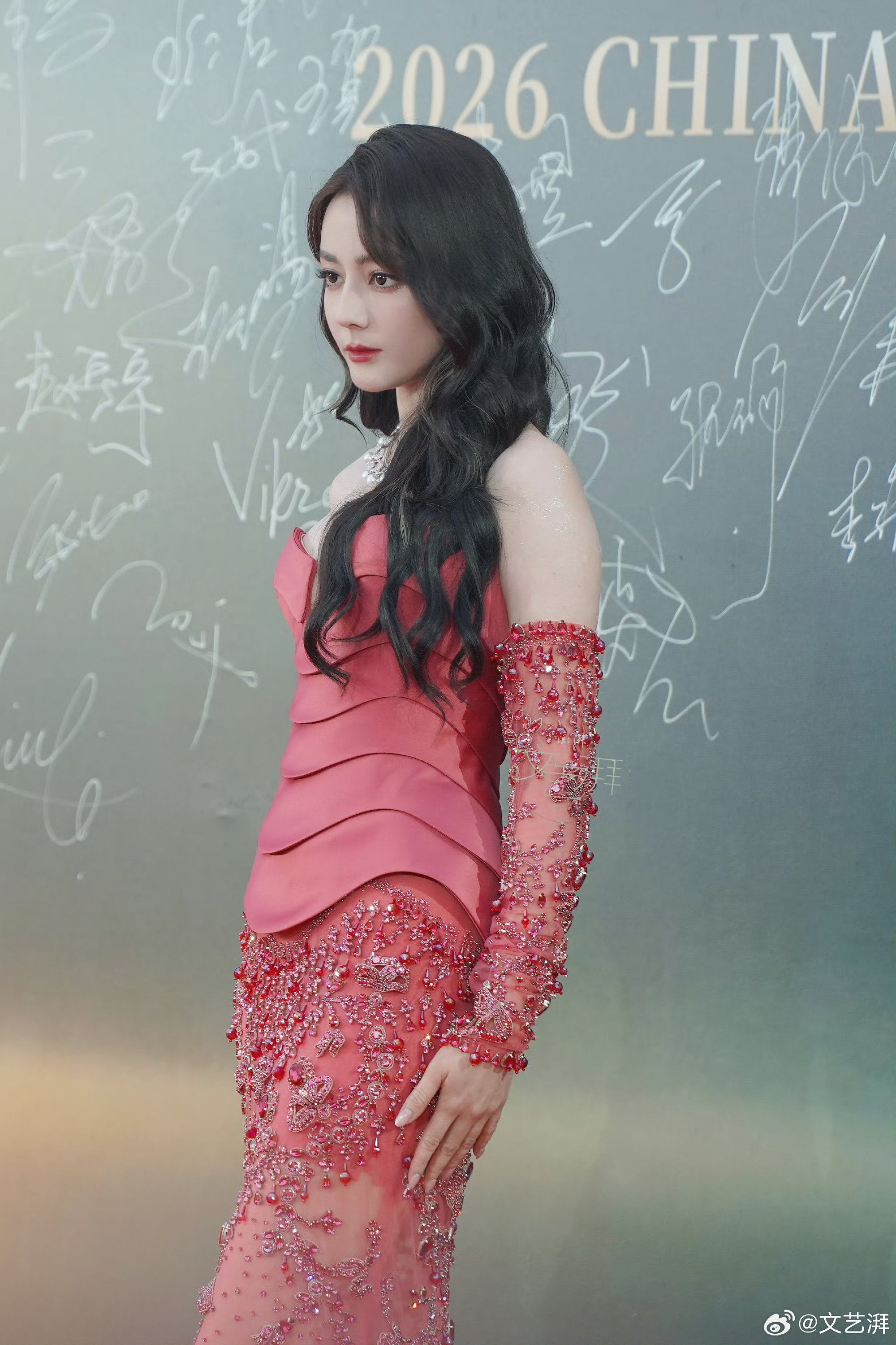 Dilraba Dilmurat Wins Top TV Actress Award in Stunning Ro