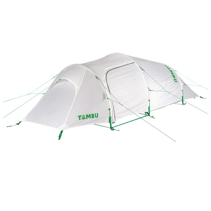 Weißes 2-Personen Trekking-Tunnelzelt SADA von Tambu Outdoor mit grünem Logo und mehreren Abspannleinen