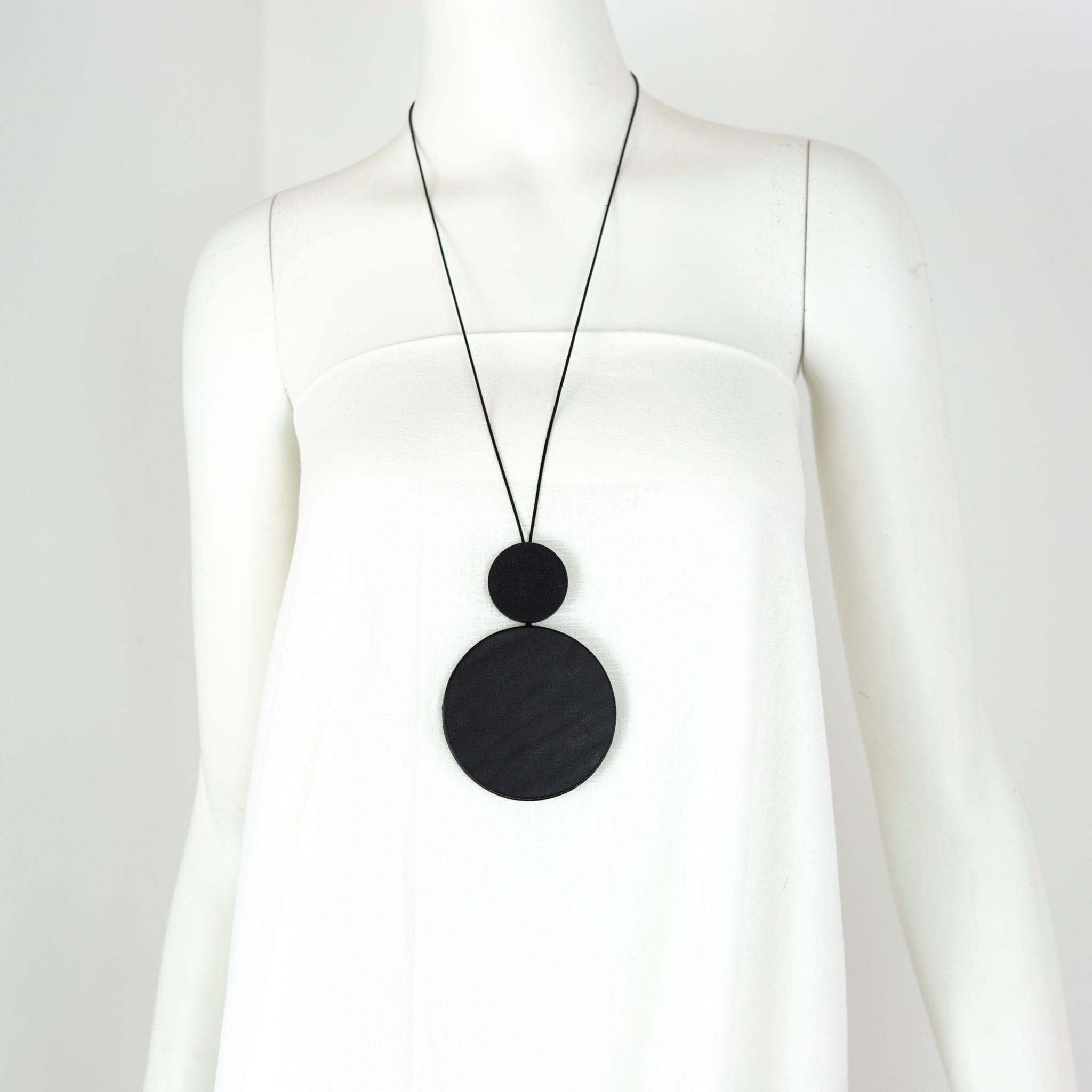 BEVERLY SMART pendentifs Collier Bauhaus 02 – Bijou Fait Main en Cuir Recyclé Noir Mat et Vernis
