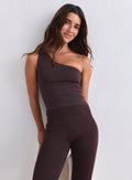 Chocoladebruine aim'n one-shoulder bralette met een naadloze en vormgevende pasvorm. [XS-165cm]