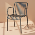 Sedia grigia schienale doghe sfondo beige